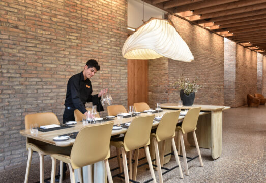 community table with server